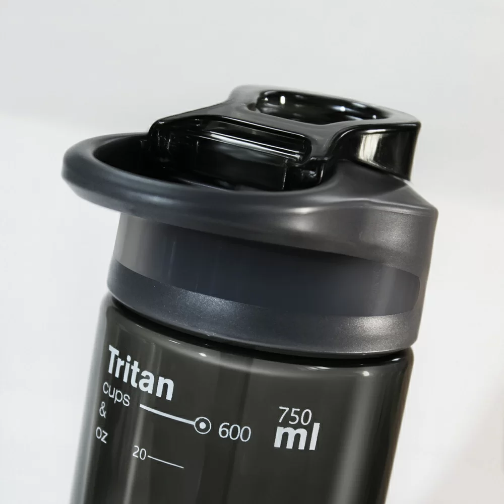 Реальное фото Бутылка для воды Be First 750 мл с крышкой, тритан, черная  WB09-750 black от магазина СпортСЕ
