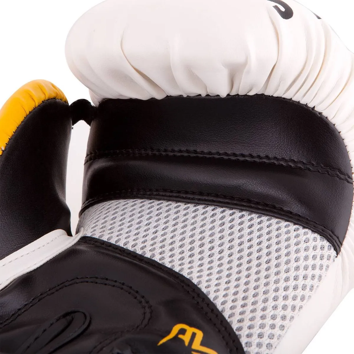 Реальное фото Перчатки боксерские Roomaif RBG-248 Dyex white от магазина СпортСЕ